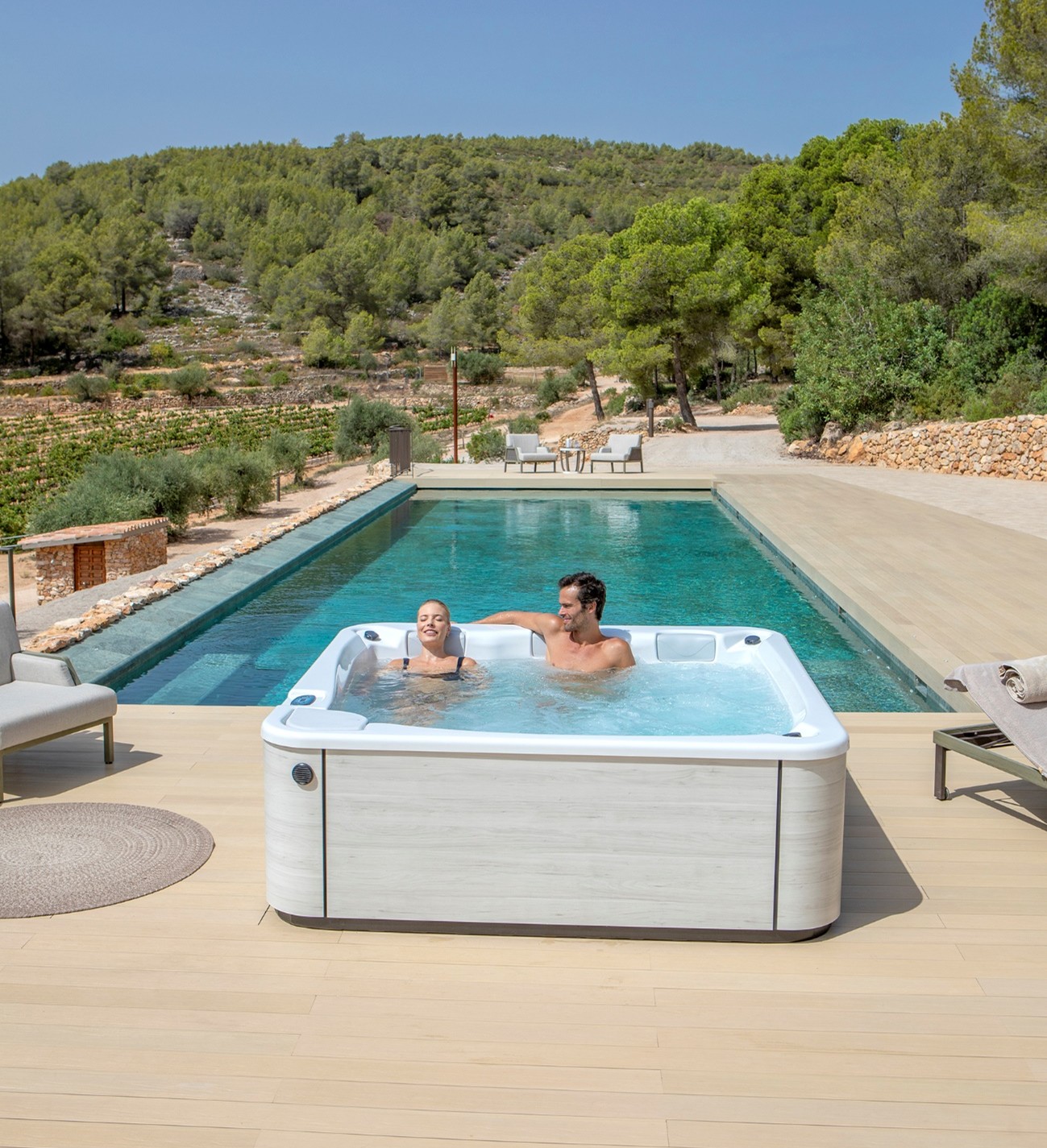 Pareja relajándose en la piscina. Ideas para convertir tu espacio exterior en tu zona favorita. Jujuju aquacenter. Tienda de spas y jacuzzis.