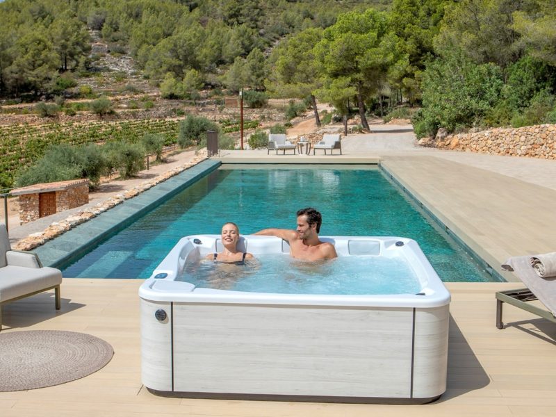 Pareja relajándose en la piscina. Ideas para convertir tu espacio exterior en tu zona favorita. Jujuju aquacenter. Tienda de spas y jacuzzis.